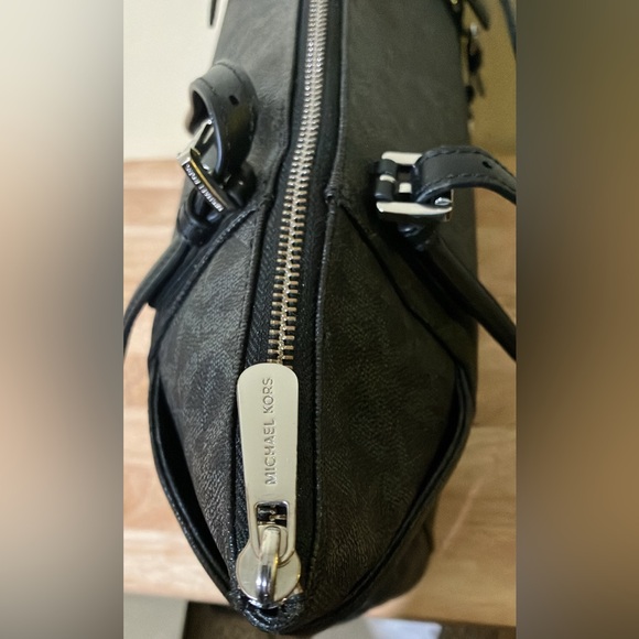 MICHAEL KORS BLACK JET SET TRAVEL SIGNATURE MD TOTE WOMENS HANDBAG PURSE - Picture 5 of 16